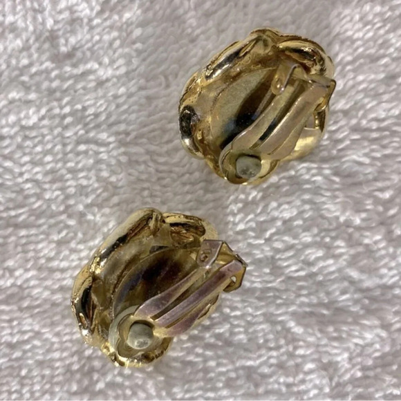 Vintage Gold Tone With Faux  Pearl Centre Clip On Earrings - Picture 4 of 8